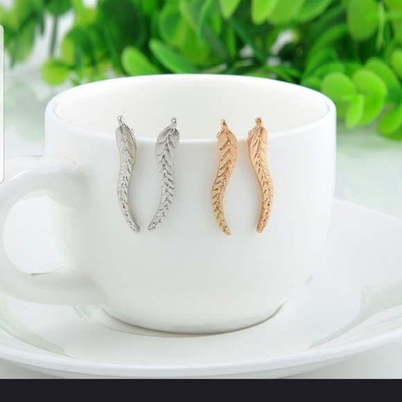 So cute GOLD leaf ear climber earrings - Picture 2 of 6